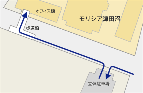 立体駐車場ご利用の方は1階から出て左折した先の歩道橋に上がり、2階からオフィス棟にお入り下さい